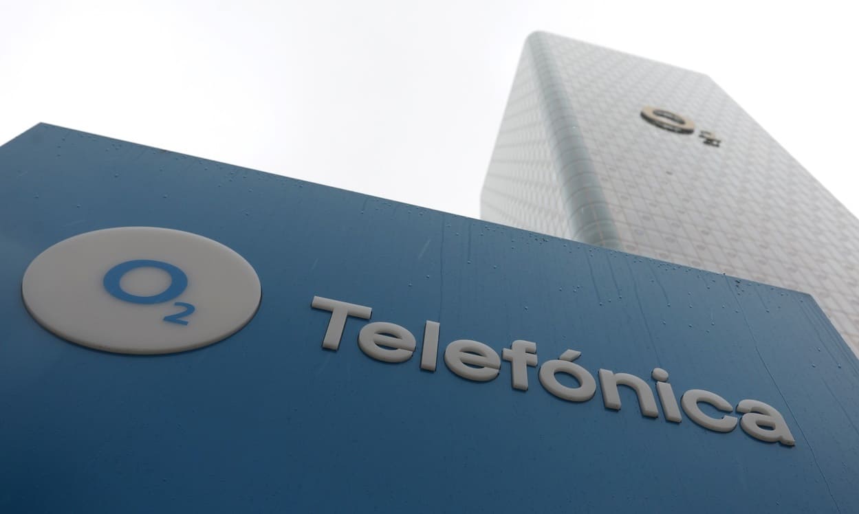 El logotipo de la operadora de telecomunicaciones Telefónica  en un cartel frente a su sede en Alemania, ubicada en el rascacielos Uptown. Foto de archivo/EP