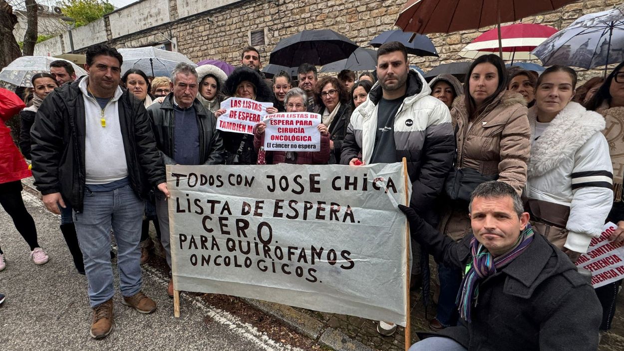 Algunos de los participantes en la manifestación por José Chica a las puertas del Hospital Médico Quirúrgico de Jaén  Fuente Extra Jaén