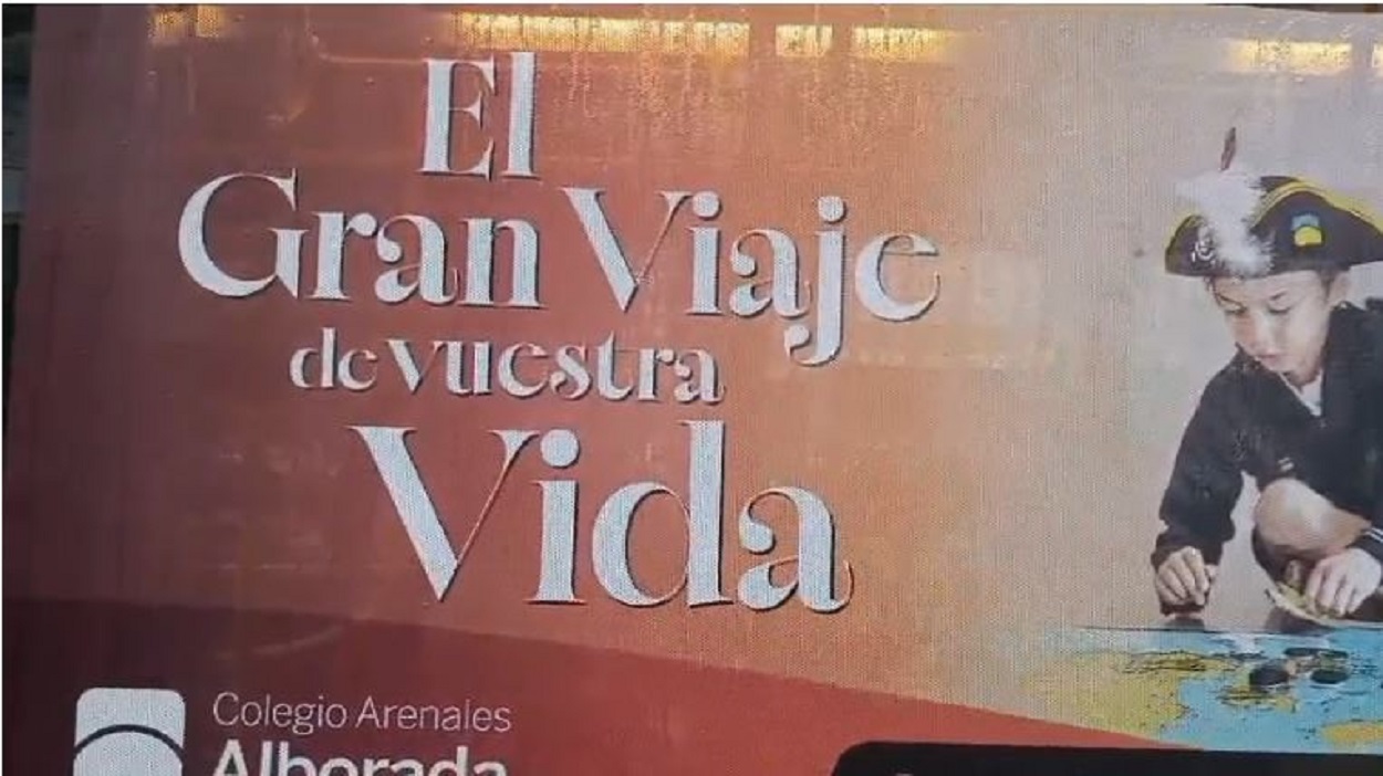 Publicidad del colegio Alborada en autobuses de Alcalá. Imagen propia.
