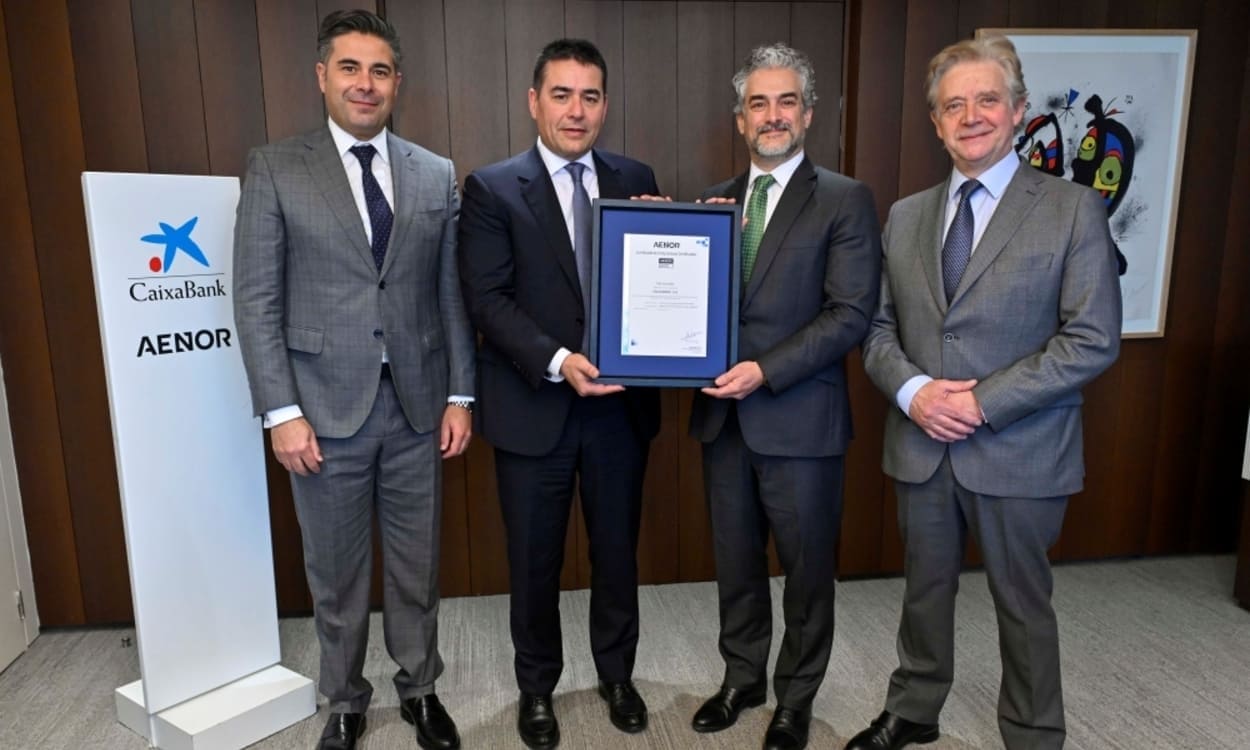 Foto (de izda. a dcha.): Israel Carvajal, responsable de Desarrollo de Negocio de AENOR en Cataluña; Jordi Mondéjar, director de Negocio de CaixaBank; David de Pastors, director general de Evaluación de la Conformidad de AENOR, y Josep Parareda, director de Acción Social de CaixaBank