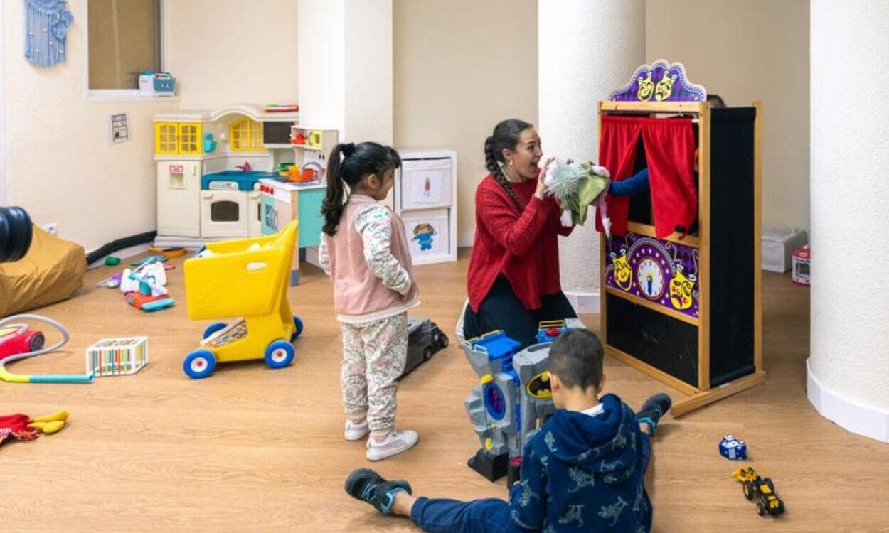 Una técnica con los niños preparando un espectáculo de marionetas en los Espacios de Crecimiento 3-6 de CaixaProinfancia en la Asociación Barró. © Fundación "la Caixa”