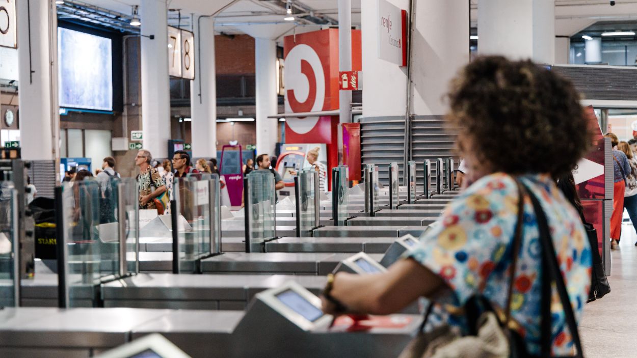 Viajeros en la Estación de Madrid - Puerta de Atocha. EP.