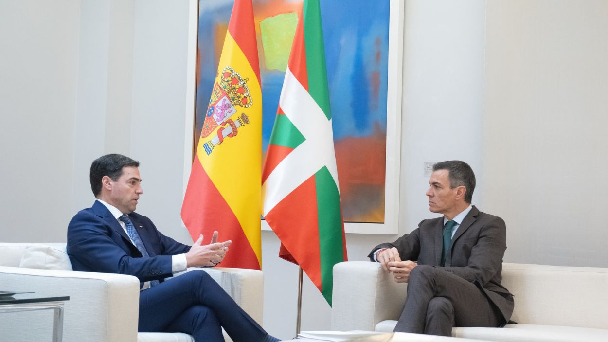 El lehendakari Imanol Pradales con el presidente del Gobierno, Pedro Sánchez, en su reunión en La Moncloa a enero de 2026. EP.