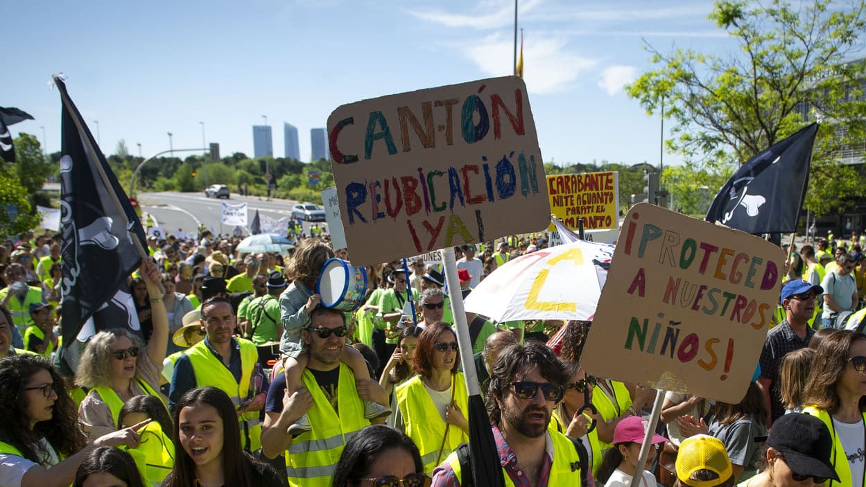 Manifestantes con pancartas durante la protesta para exigir al Ayuntamiento que construya su cantón lejos de colegios y viviendas. EP.
