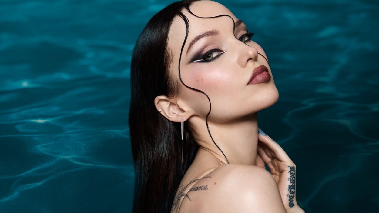 Dove Cameron. Cortesía de Urban Decay