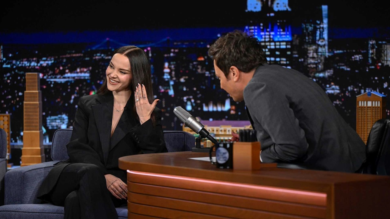 Dove Cameron durante su entrevista en The Tonight Show (GETTY)
