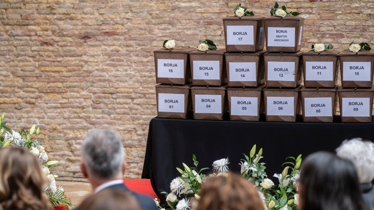 Acto de entrega de los restos de 17 víctimas a sus familias en Zaragoza. Los restos fueron hallados en el valle de Cuelgamuros. EP