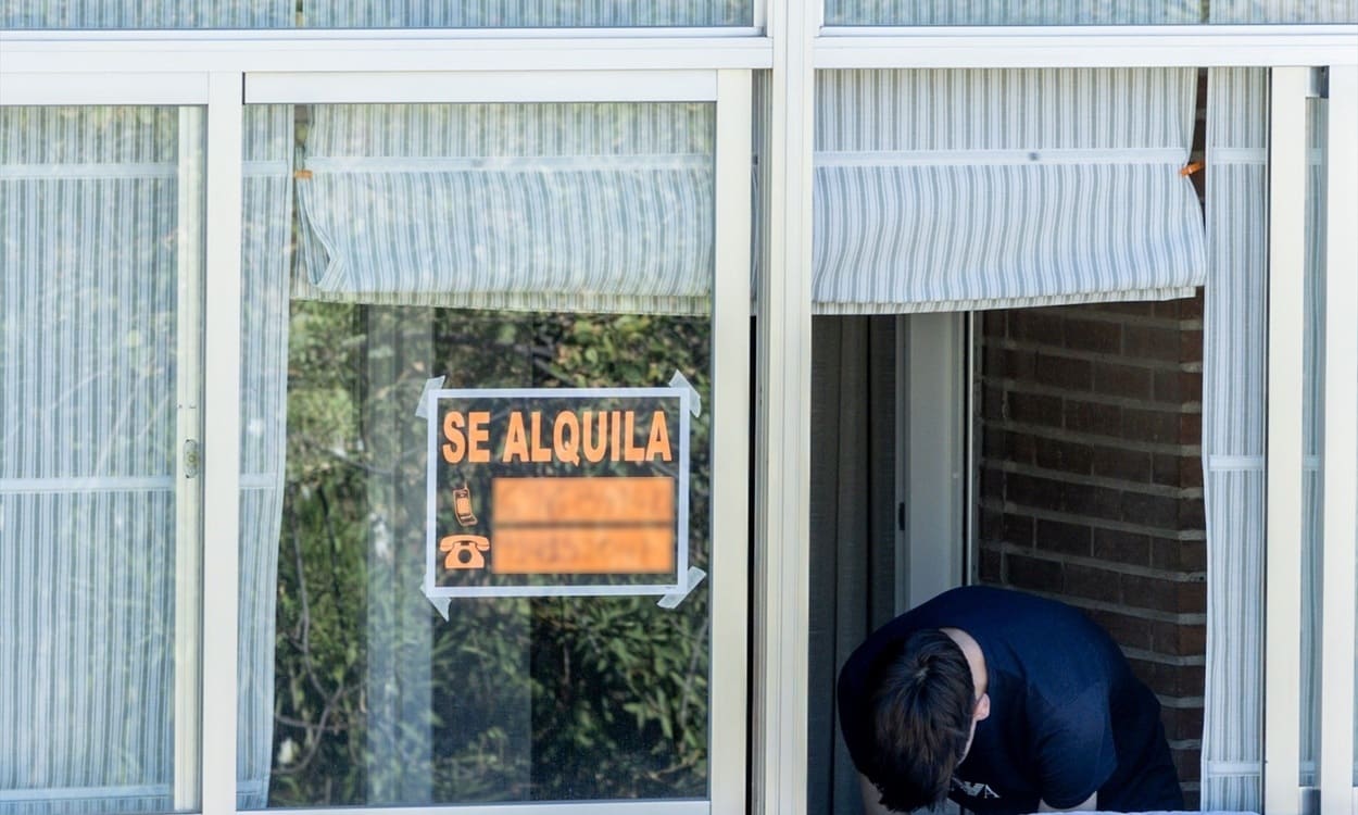Un cartel que anuncia que se alquila una vivienda. RICARDO RUBIO / EP