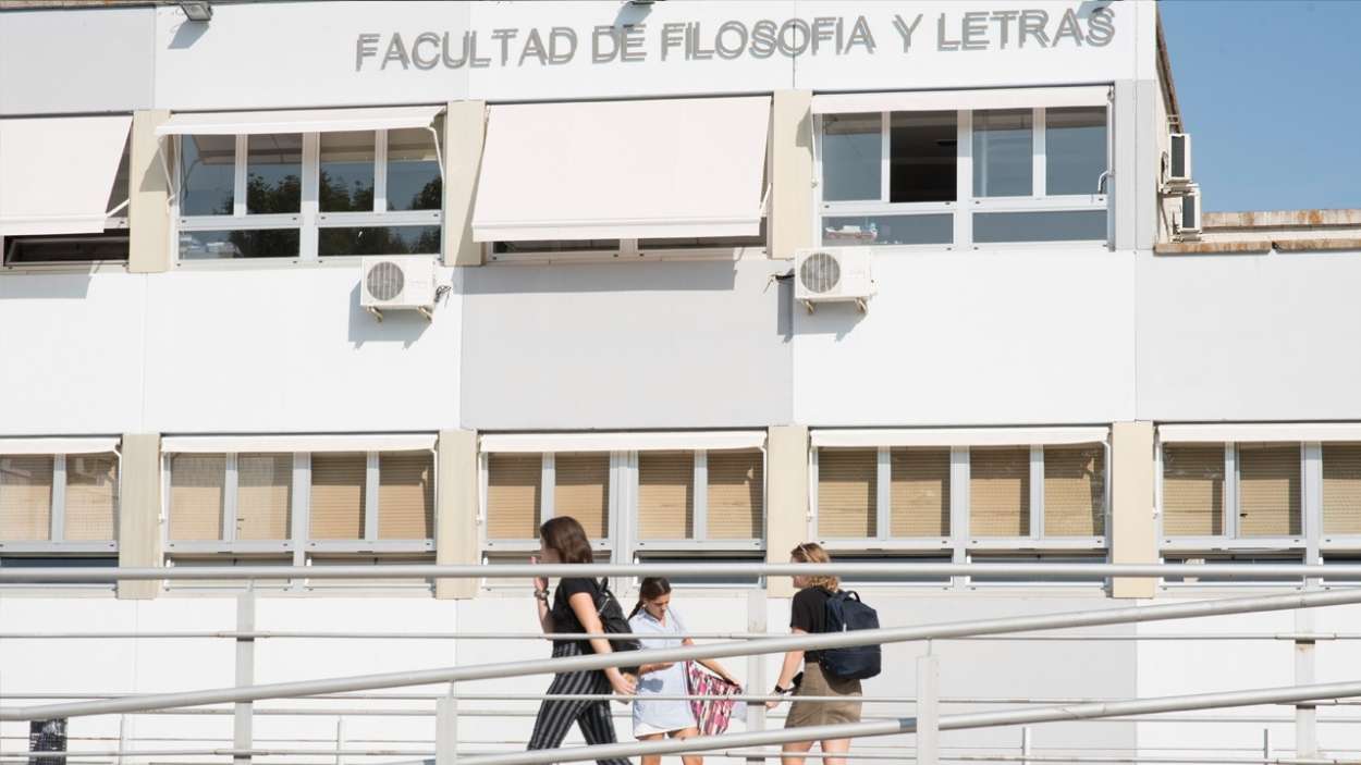 Fachada de la Facultad de Filosofía y Letras de la Universidad Autónoma de Madrid (UAM). Archivo.