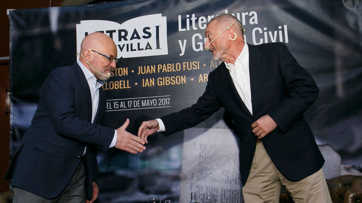 Jesús Vigorra (i.) y Pérez Reverte (d.) en el ciclo Letras de Sevilla en 2017 / Fundación Cajasol