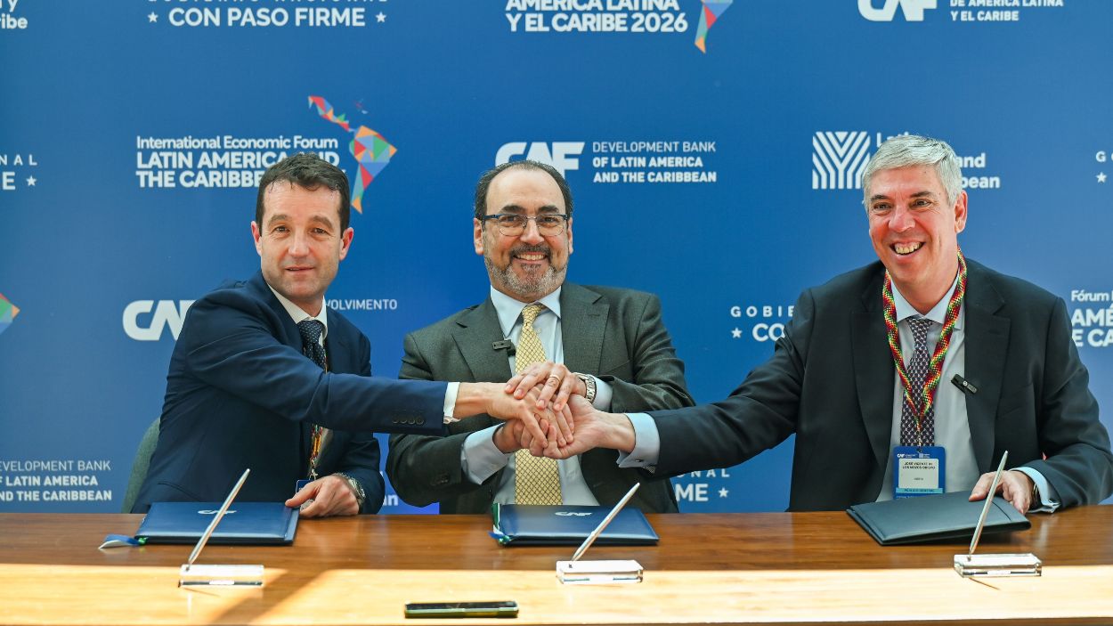 Firma del acuerdo entre Indra y el  Banco de Desarrollo de América Latina y el Caribe (CAF)