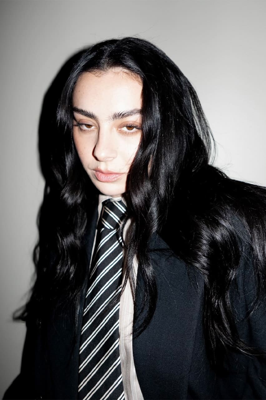 Charli XCX con YSL Beauty