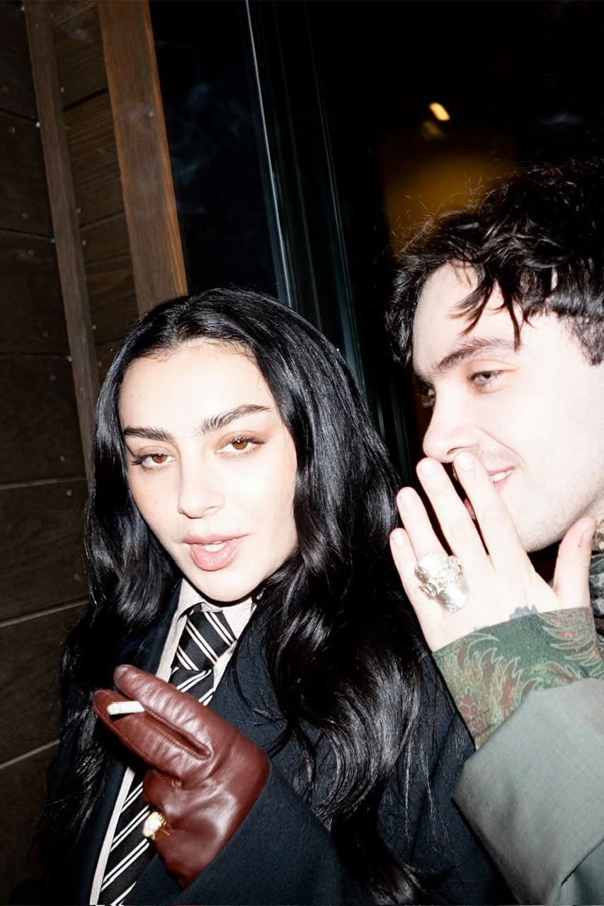 Charli XCX con YSL Beauty