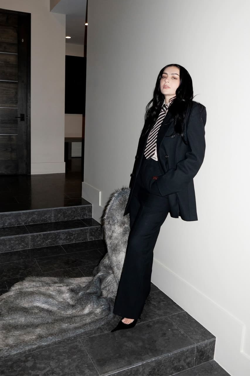 Charli XCX con YSL Beauty