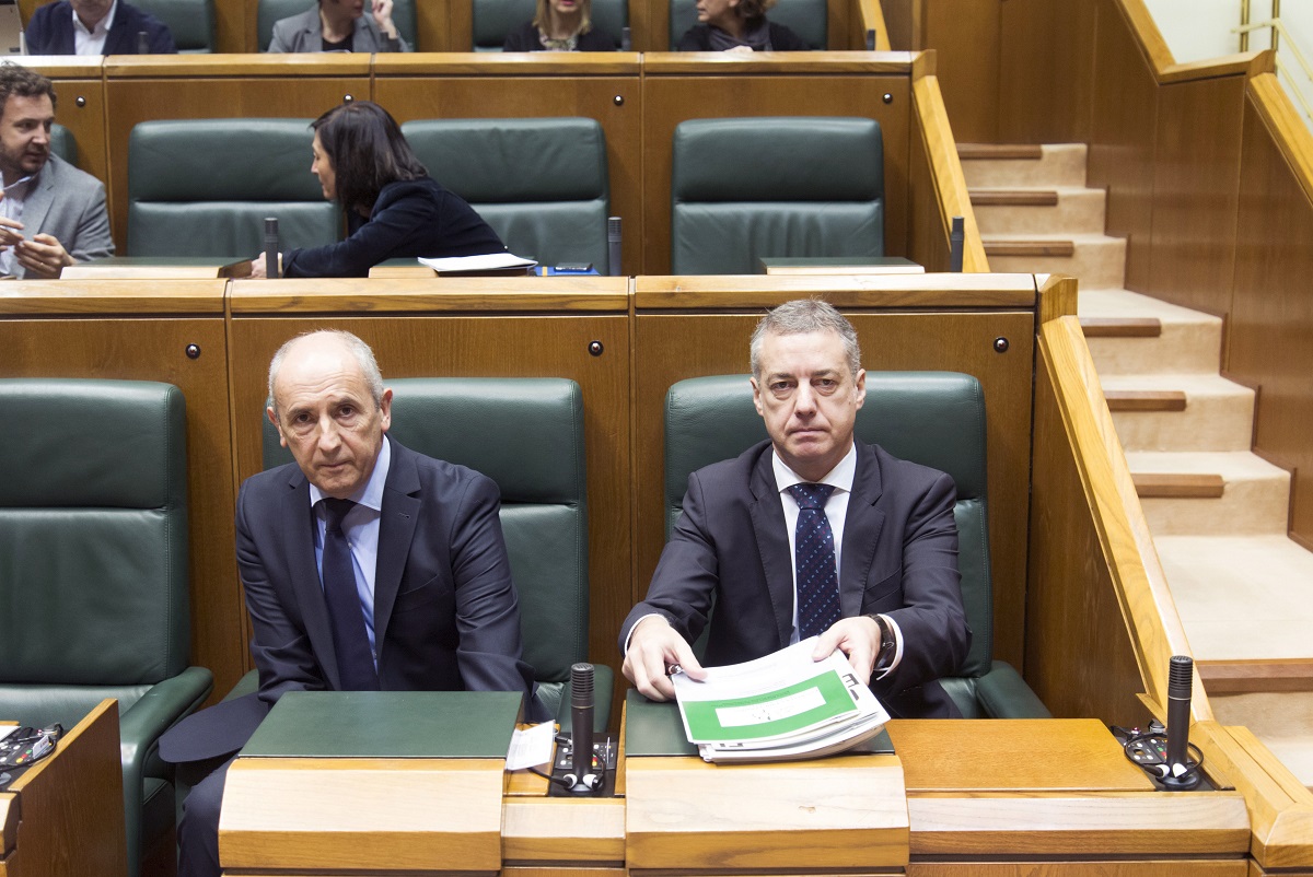 El lehendakari, Iñigo Urkullu (d), y el portavoz del Gobierno regional, Josu Erkoreka, al inicio del pleno del Parlamento vasco