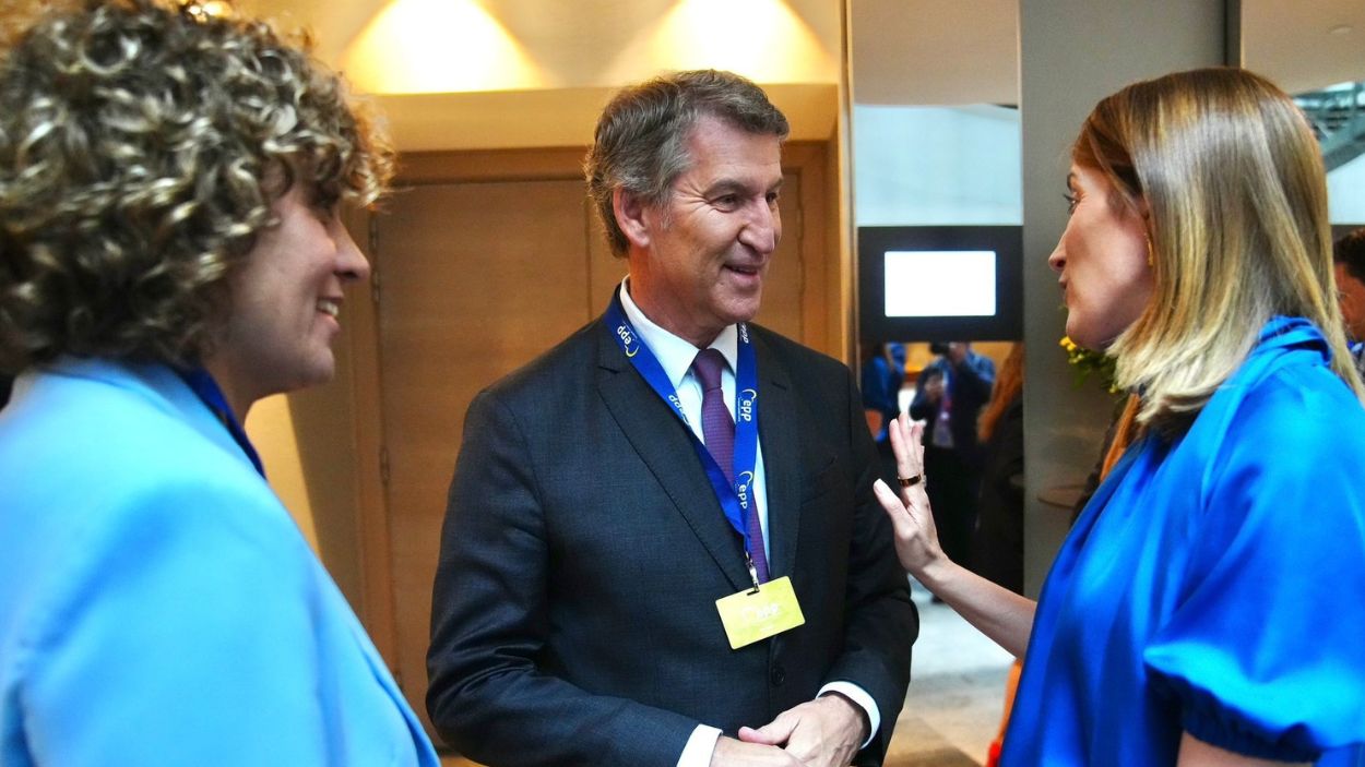 El líder del PP, Alberto Núñez Feijóo, con la presidenta del Parlamento Europeo, Roberta Metsola, y la secretaria general del PPE, Dolors Montserrat. EP.