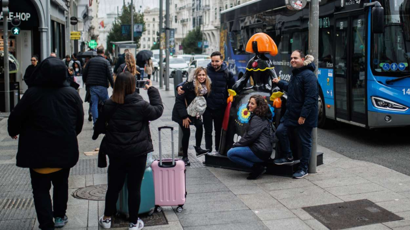 Grupo de amigos en la Gran Vía de Madrid Grupo de amigos en la Gran Vía de Madrid
