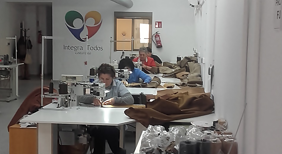 Imagen de mujeres trabajando en Costurízate. 