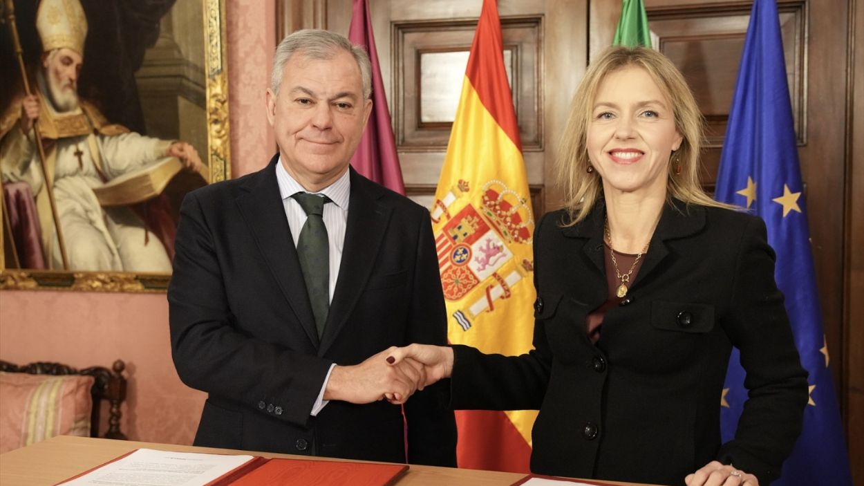 Jose Luis Sanz (PP) y Cristina Peláez (Vox) firman un acuerdo para aprobar los presupuestos de 2026 / EP