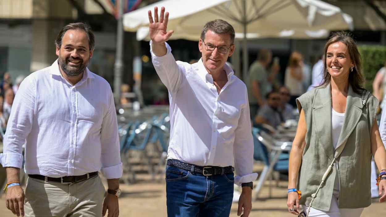 El presidente nacional del PP, Alberto Núñez Feijóo, junto a Carmen Fúnez y Paco Núñez. Archivo.