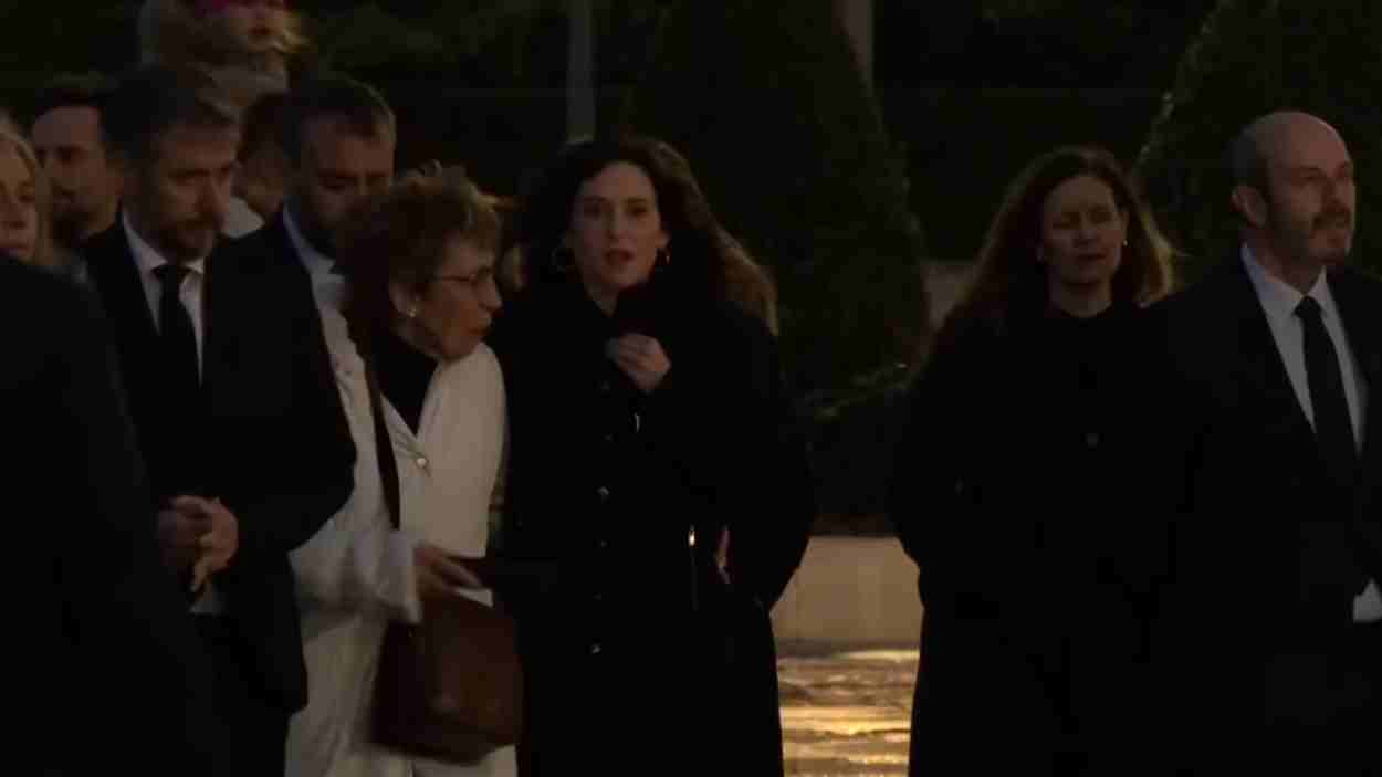 La presidenta de la Comunidad de Madrid, Isabel Díaz Ayuso, a su llegada a la misa funeral en Madrid en la catedral de La Almudena.