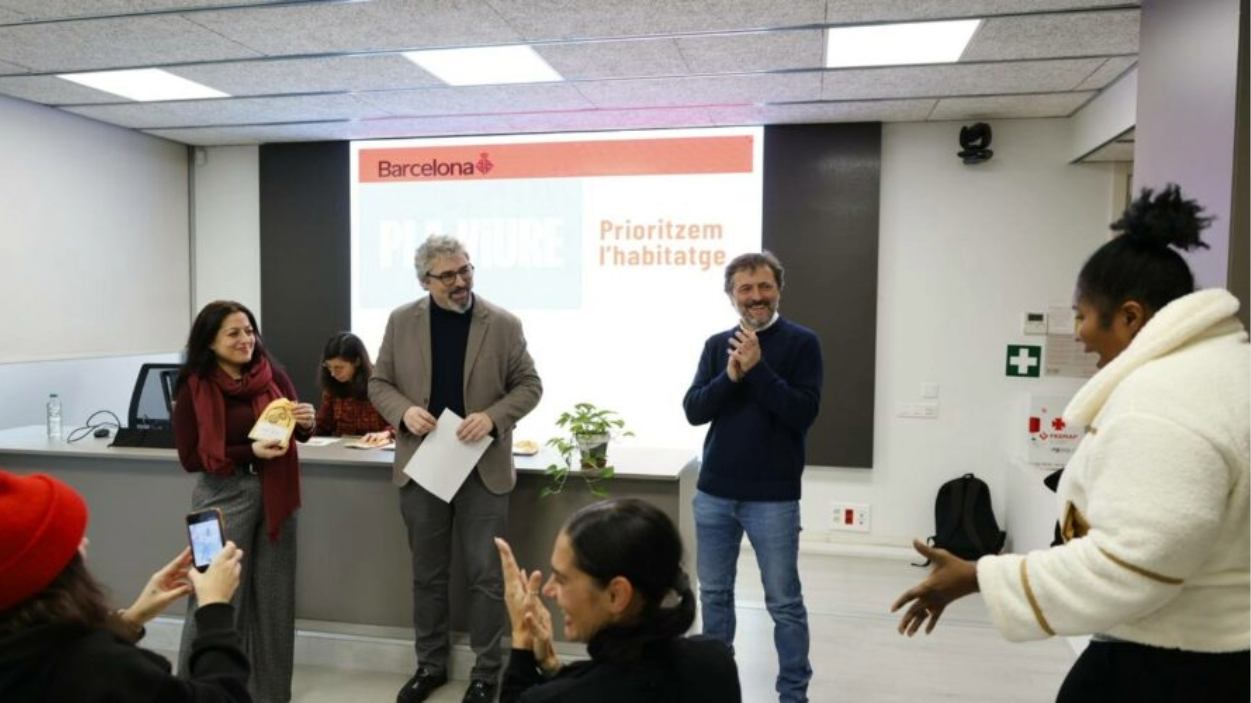 Acto de entrega de las llaves de 19 viviendas de la calle de En Robador, en el Raval. Ayuntamiento de Barcelona