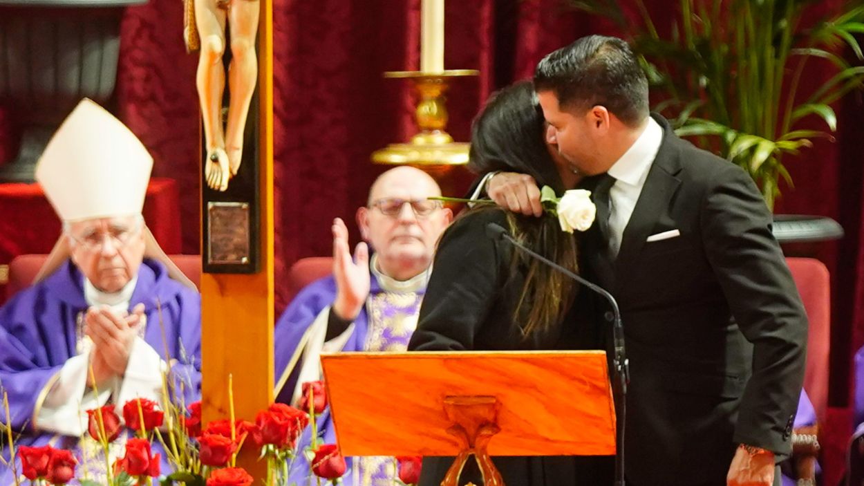 Familiares de las víctimas del accidente ferroviario en Adamuz en la misa funeral de Huelva el 29 de enero de 2026. EP.