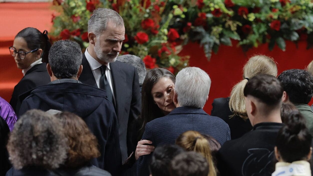 Los Reyes Felipe VI y Letizia dan consuelo a los familiares de las víctimas después de la misa funeral. EP.