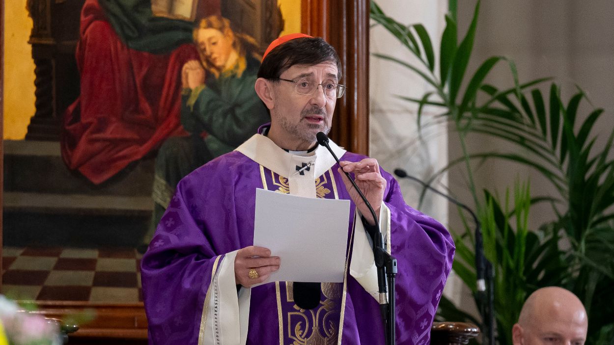 El arzobispo de Madrid, José Cobo, en la misa funeral por las víctimas del accidente ferroviario de Adamuz en la Catedral de La Almudena. EP.