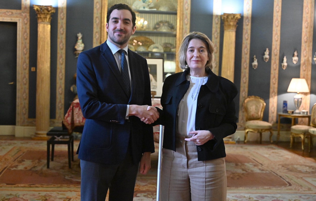 La delegada de Cultura, Turismo y Deporte, Marta Rivera de la Cruz, y el director de la Fundación Casa de Alba, Álvaro Romero Sánchez Arjona