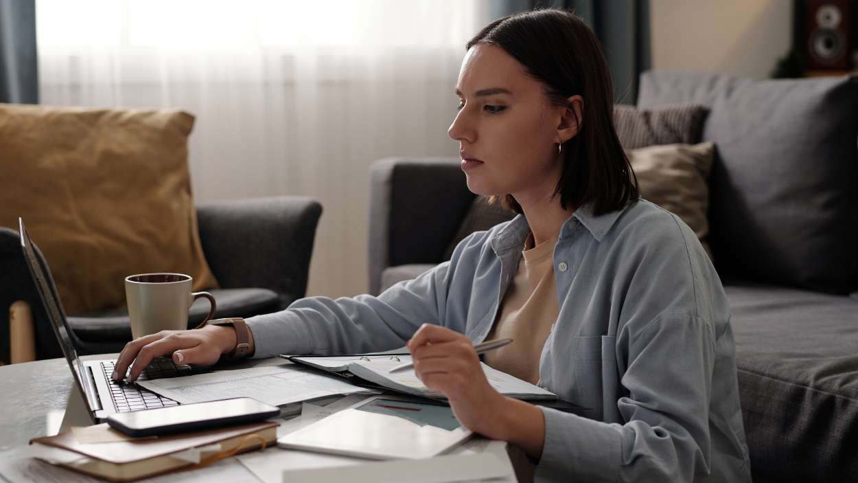 Si trabajas con empresas, esto es lo que más falla al facturar, y cómo dejarlo cerrado en una tarde