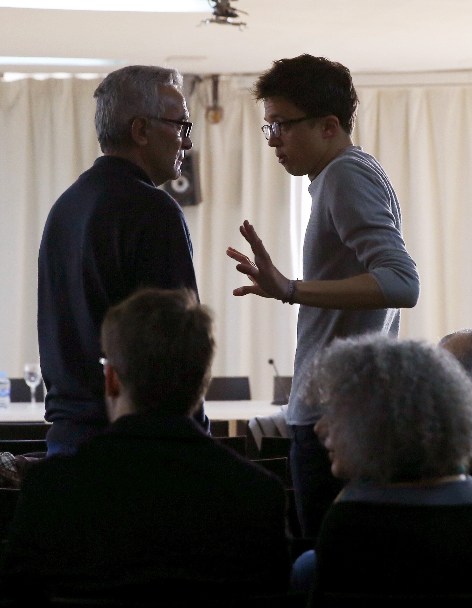 Íñigo Errejón conversa con Diego Cañamero en la primera reunión del Consejo Ciudadano Estatal de Podemos.