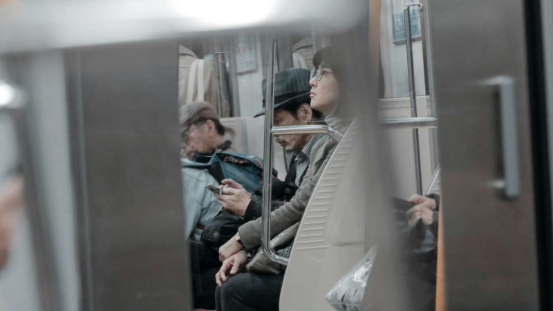 Mujer en el metro. Unplash