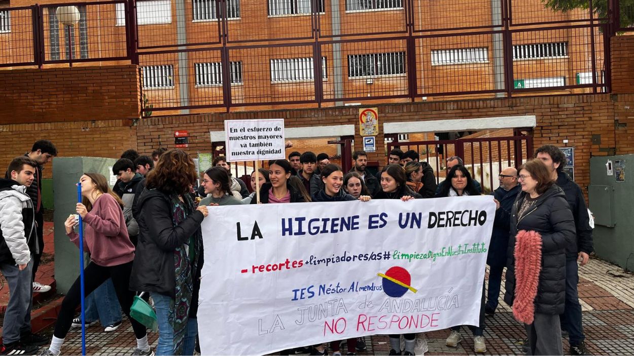 Manifestación a las puertas del IES Néstor Montoro exigiendo condiciones dignas de limpieza y salubridad 