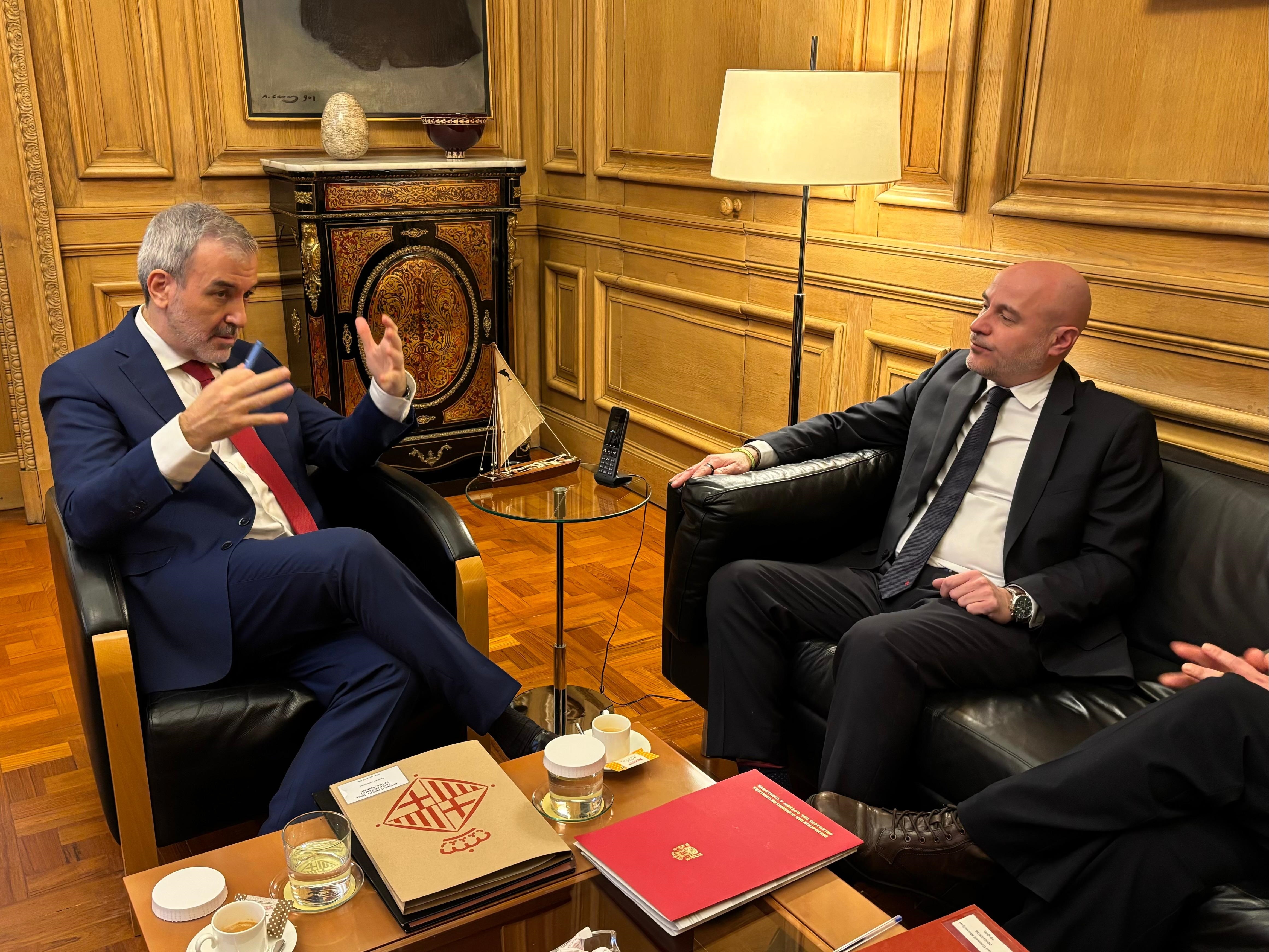 El alcalde de Barcelona, Jaume Collboni, y el delegado del Gobierno en Cataluña, Carlos Prieto, en una reunión sobre la regularización extraordinaria de personas migrantes, a 30 de enero de 2026. EUROPA PRESS