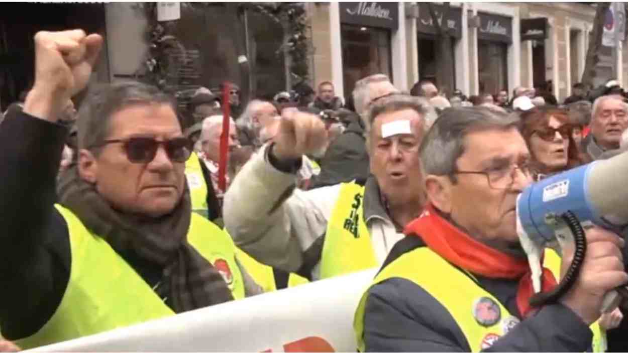 Pensionistas se concentran en la sede del PP en Madrid