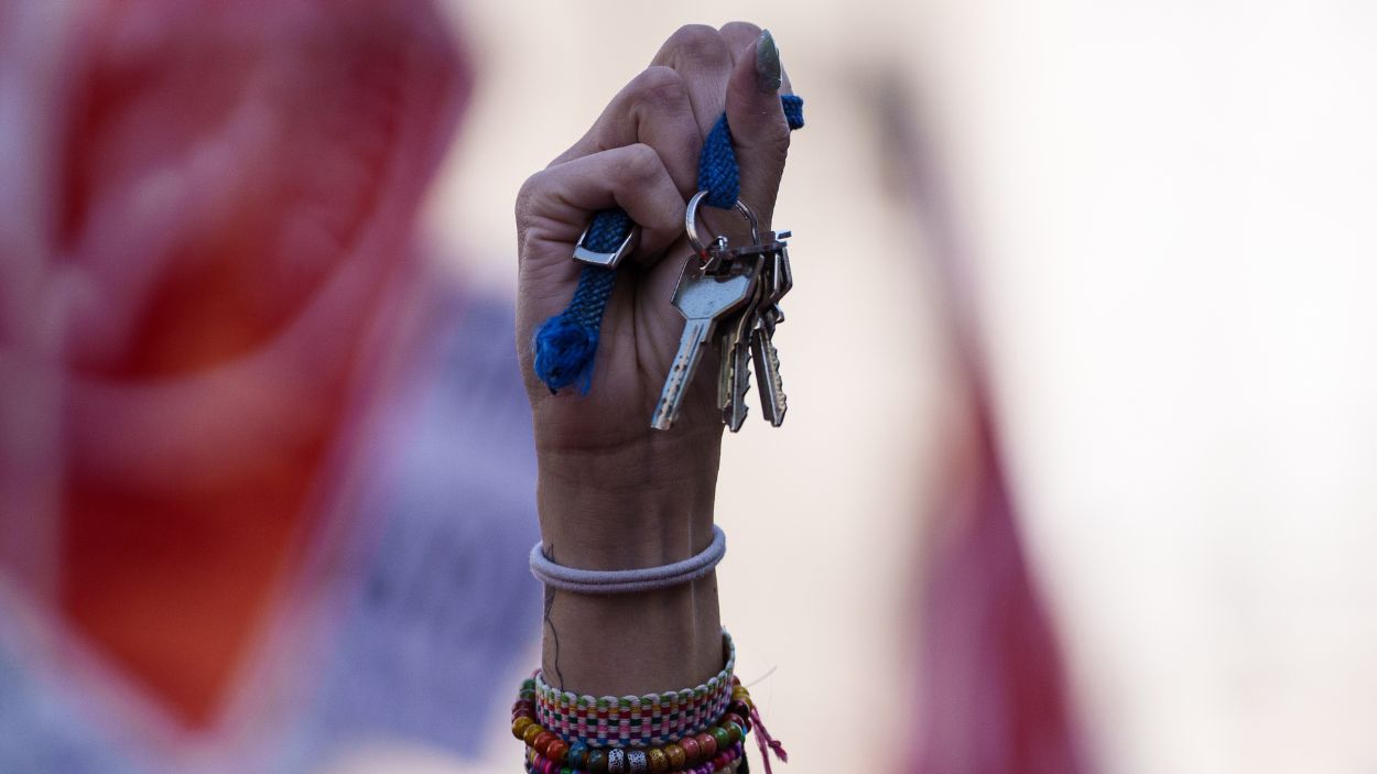 Una persona sujeta sus llaves durante una manifestación por una vivienda digna en Madrid. EP.