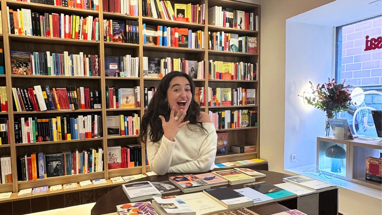 La influencer y librera Ariane Hoyos en Librería Lasai, en Madrid.