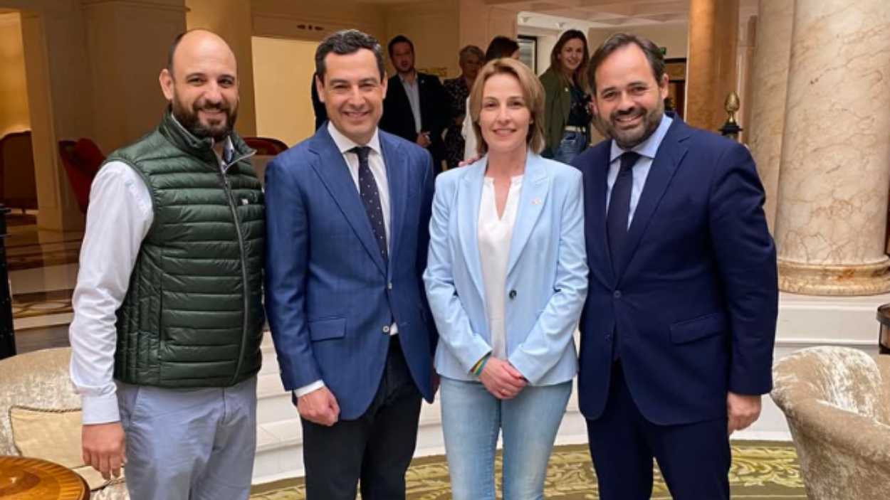 El concejal del PP sancionado por la Inspección de Trabajo, Santiago López, a la izquierda de la imagen, junto a la alcaldesa de La Solana, el presidente andaluz y el presidente del PP en Castilla-La Mancha. EP.