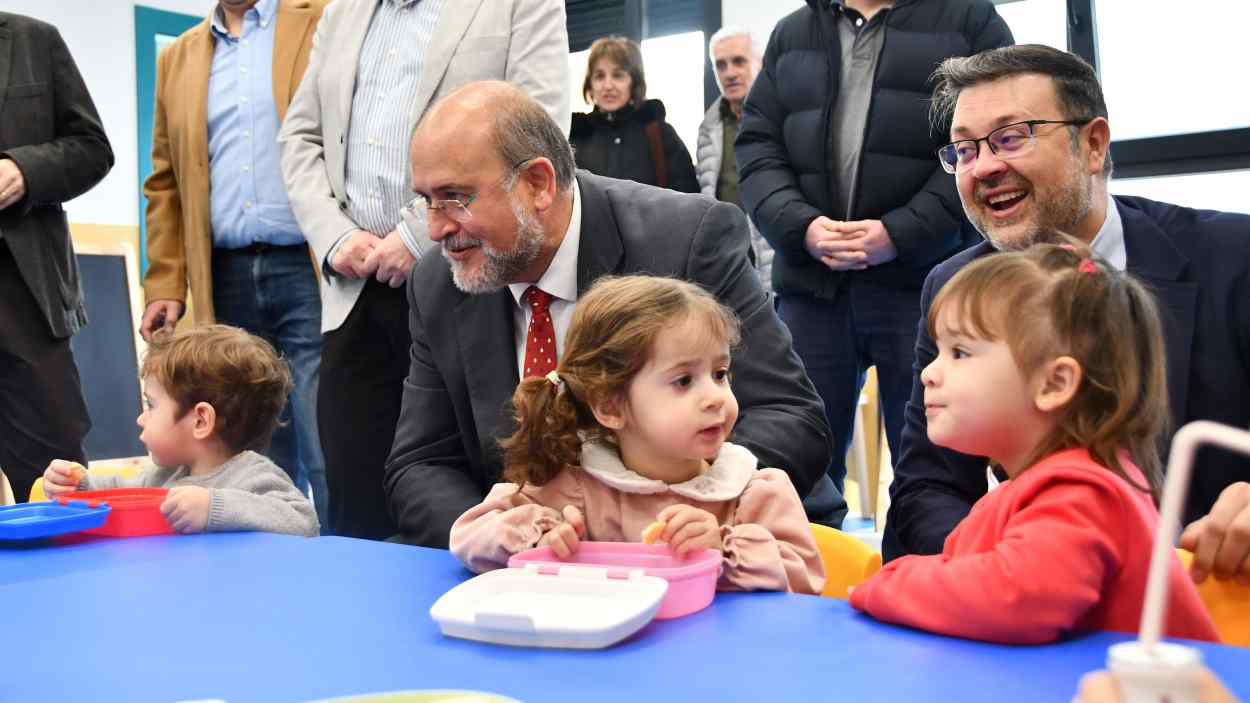 El vicepresidente primero de Gobierno regional, José Luis Martínez Guijarro, y el consejero de Educación, Amador Pastor, en la inauguración de una escuela infantil sufragada por fondos europeos. JCCM.