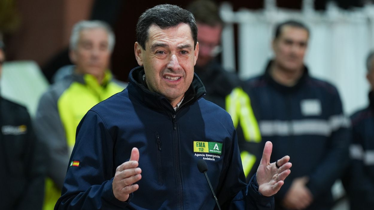 Juanma Moreno compareciendo ante medios comunicación en Adamuz / EP