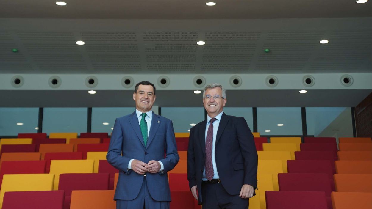 Presidente de la Junta de Andalucía, Juanma Moreno, junto con el alcalde de Estepona, José María García / EP