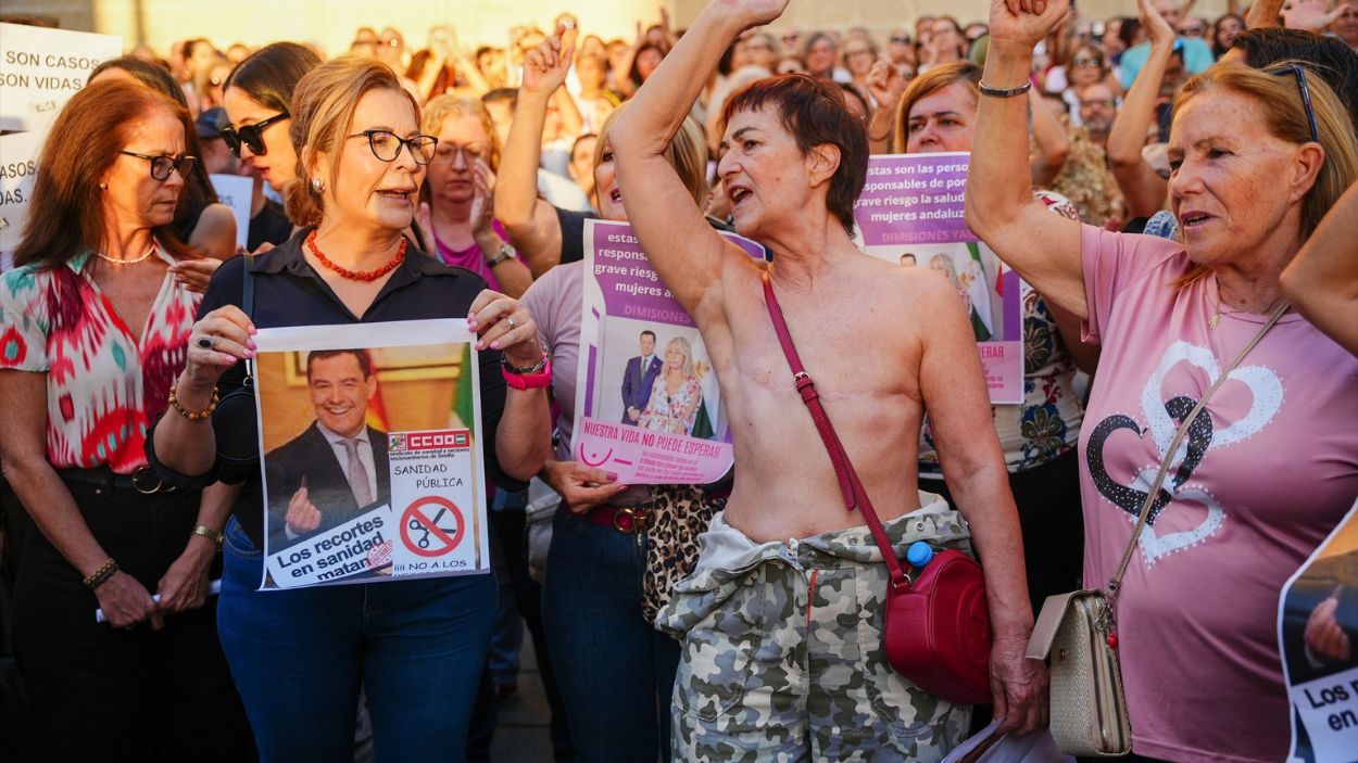 Imagen de la concentración de mujeres con cáncer en Sevilla en octubre de 2025 / EP