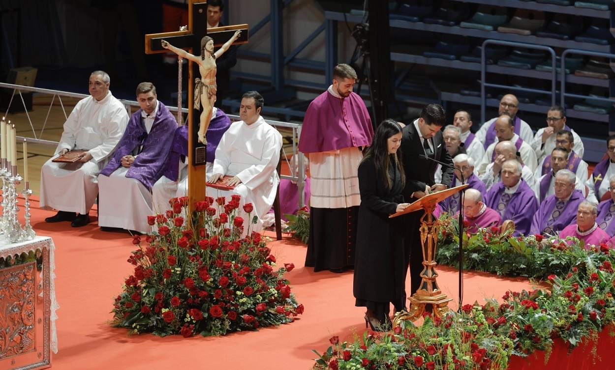 Liliana y Fidel Sáenz en la misa por el accidente de Adamuz. EP