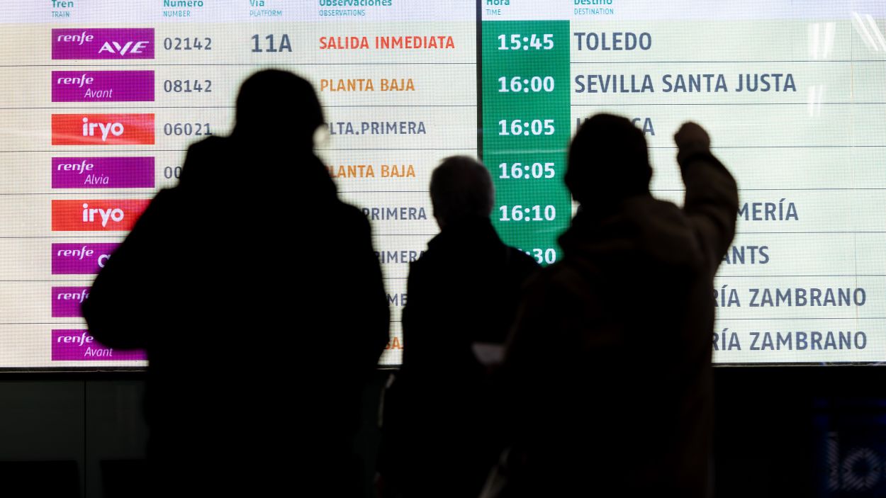 Pantallas de la estación de Madrid-Atocha Almudena Grandes en una imagen de archivo. EP