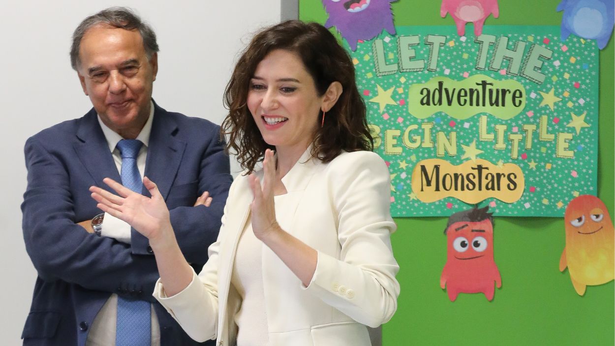 La presidenta de la Comunidad de Madrid, Isabel Díaz Ayuso, en una visita a un colegio en Guadarrama. EP