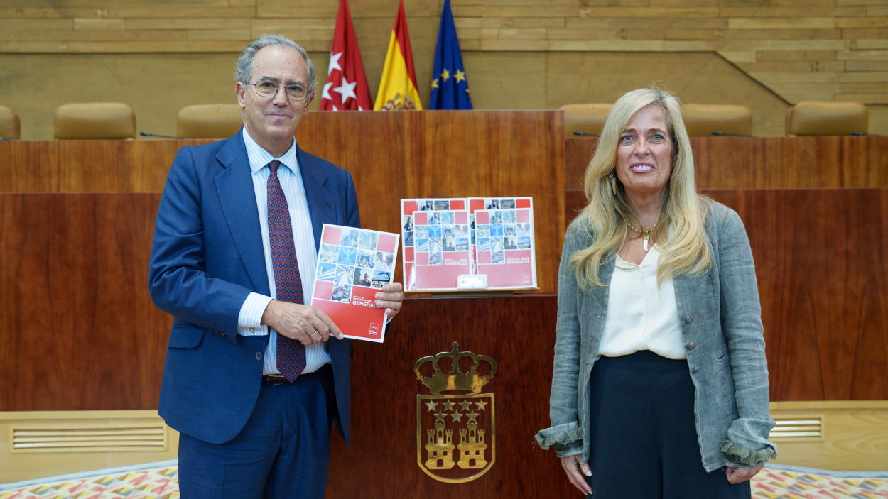El presidente de la Asamblea de Madrid y ex consejero de Educación, Enrique Ossorio, junto con la consejera de Economía, Hacienda y Empleo y ex ciceconsejera de Política Educativa , Rocío Albert. EP.