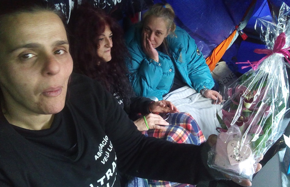 Gloria Vázquez, en primer plano, con sus compañeras de protesta en el campamento de la Puerta del Sol de Madrid.