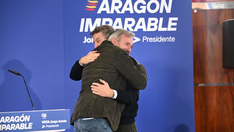 Jorge Azcón y Alberto Núñez Feijóo, durante un mitin en Calatayud. EP