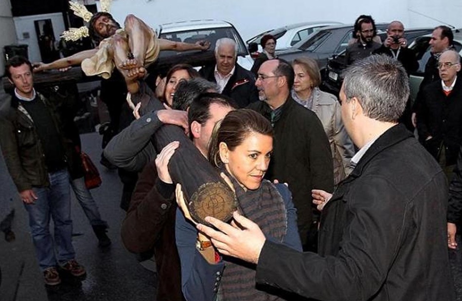 María Dolores Cospedal con el Cristo durante la Semana Santa de 2012.